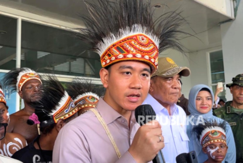 Wakil Presiden Gibran Rakabuming memberikan keterangan pers saat meninjau penanganan karhutla di Palangkaraya.