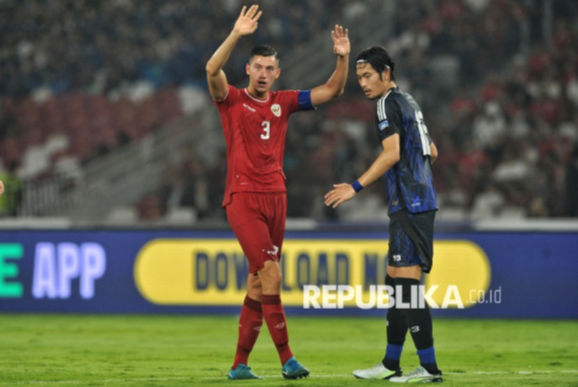 Jay Idzes saat mengenakan seragam timnas Indonesia di lapangan hijau
