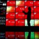 Tampilan layar monitor yang menunjukkan grafik penurunan Indeks Harga Saham Gabungan di bursa efek