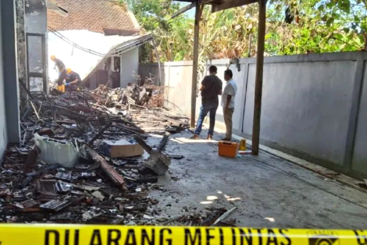 Gedung kantor Taman Nasional Meru Betiri di Jember yang mengalami kerusakan parah akibat kebakaran