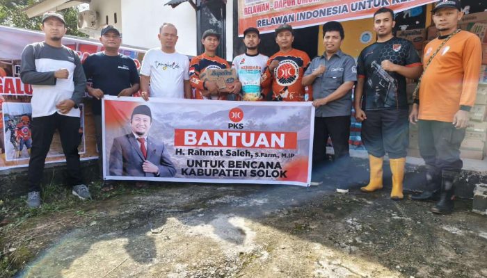 Rahmat Saleh Salurkan 100 Karung Beras untuk Korban Galodo Solok